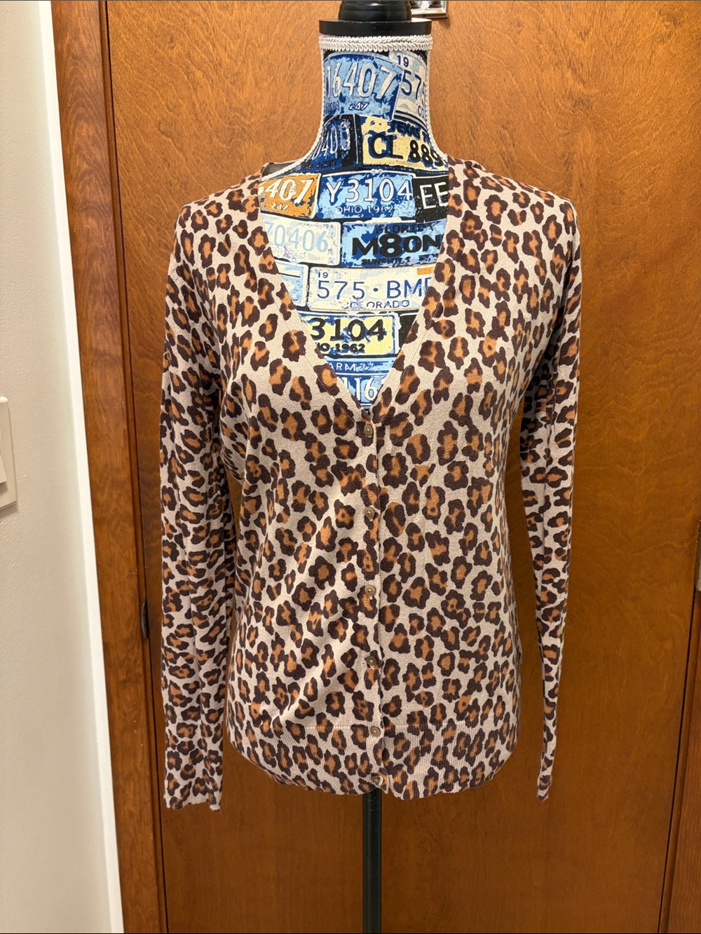 Old navy Leopard Print V-Neck Women's Top - Brown size small , brand new